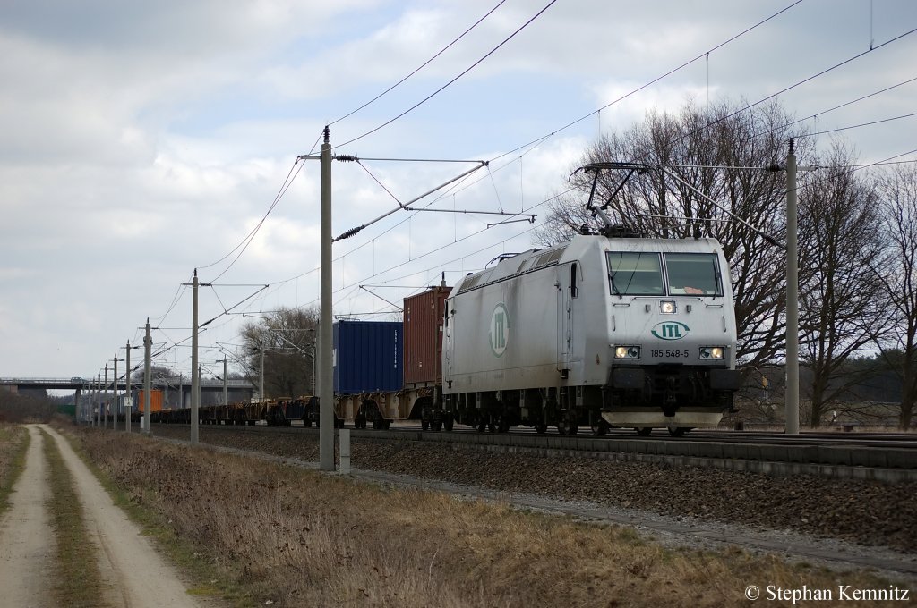 ITL 185 548-5 mit Containerzug zwischen Growudicke und Rathenow in Richtung Stendal unterwegs. Netten Gru zurck! 28.03.2011