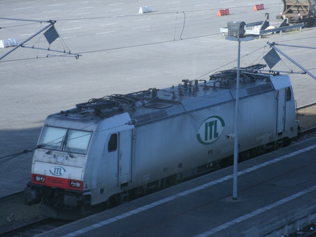 ITL 186 140-0 stand,am 03.Mrz 2012,am Bahnsteig in Mukran. 