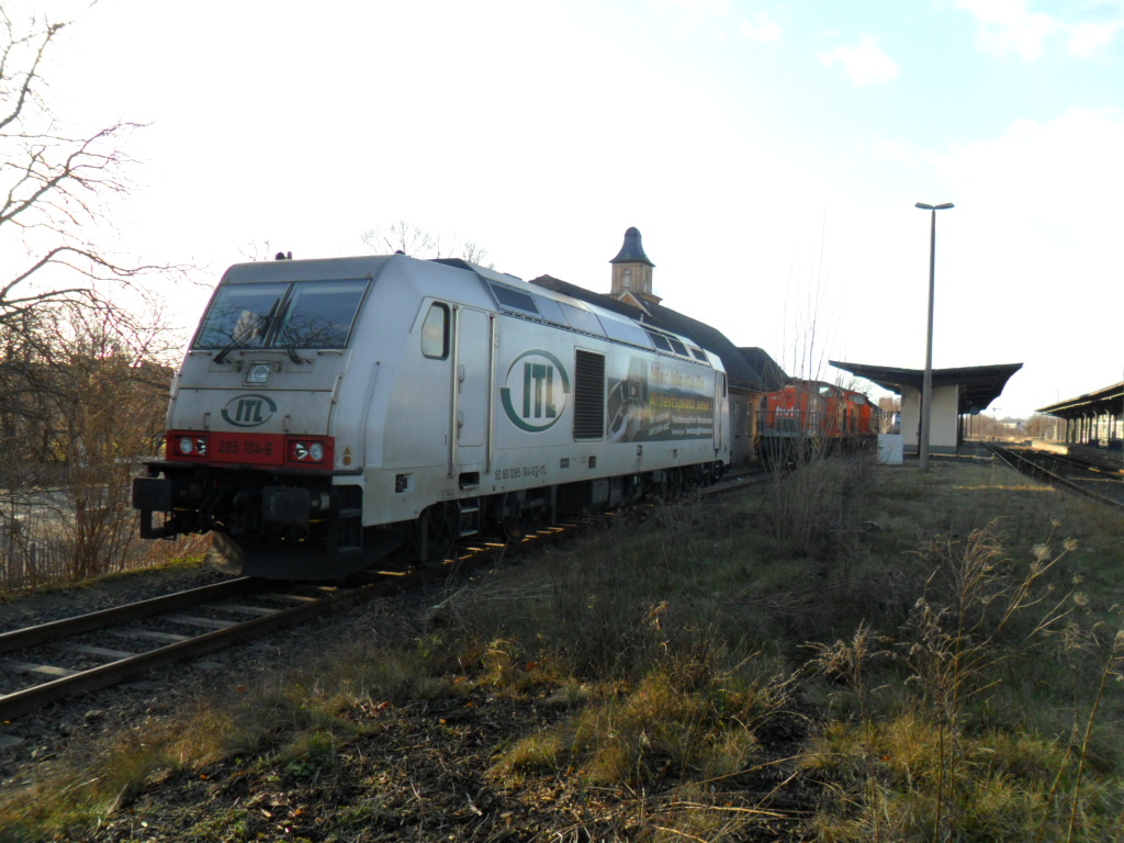 ITL 285 104-6 mit Werbung f�r die Ausbldung zum Tf bei der ITL, abgestellt auf Gleis 1 in Zeitz; 14.01.2012
