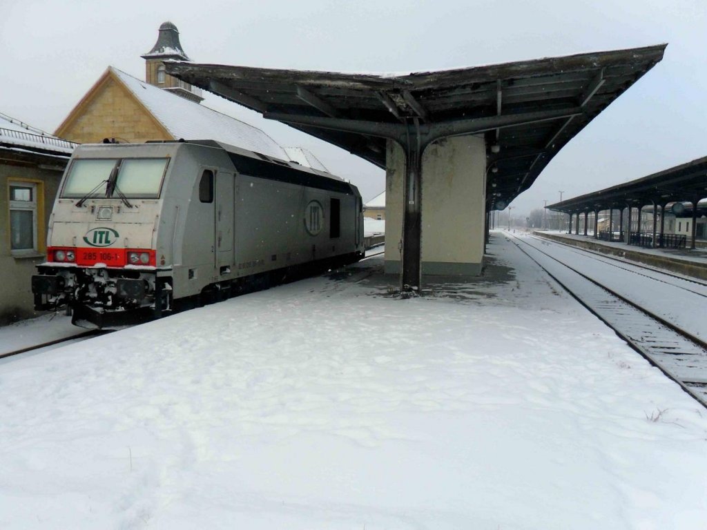 ITL 285 106-1 (92 80 1285 106-1 D-ITL) abgestellt am Bahnsteig 1 in Zeitz; 11.02.2012