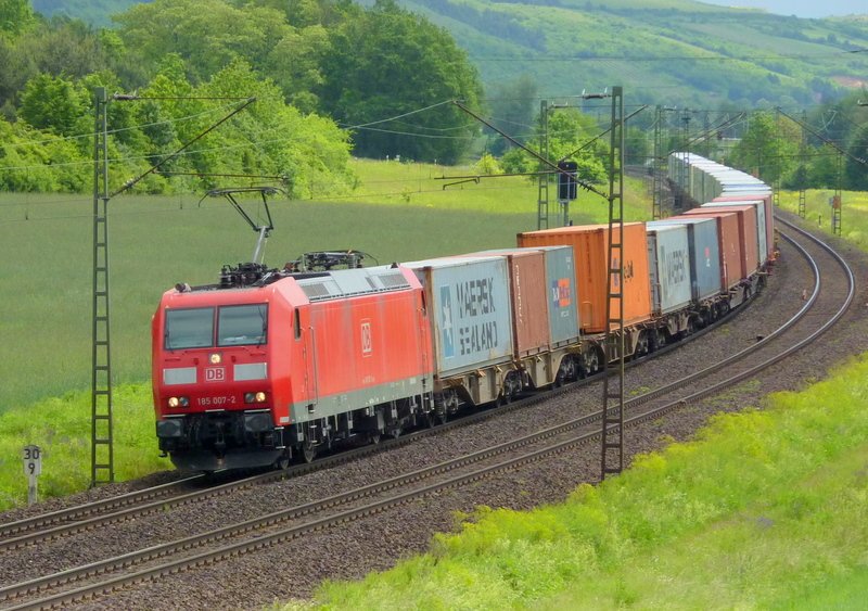 James Bond auf Tour! Na nicht ganz! 185  007  mit einem Containerzug am 03.06.10 bei Harrbach