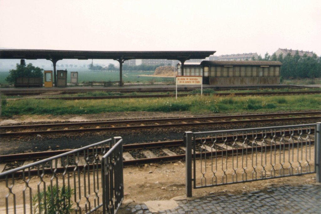  Je st�rker der Sozialismus, desto st�rker der Frieden  steht auf einem Schild auf dem Lauchaer Bahnhofsgel�nde im Jahr 1988. (Foto: G�nther G�bel) 