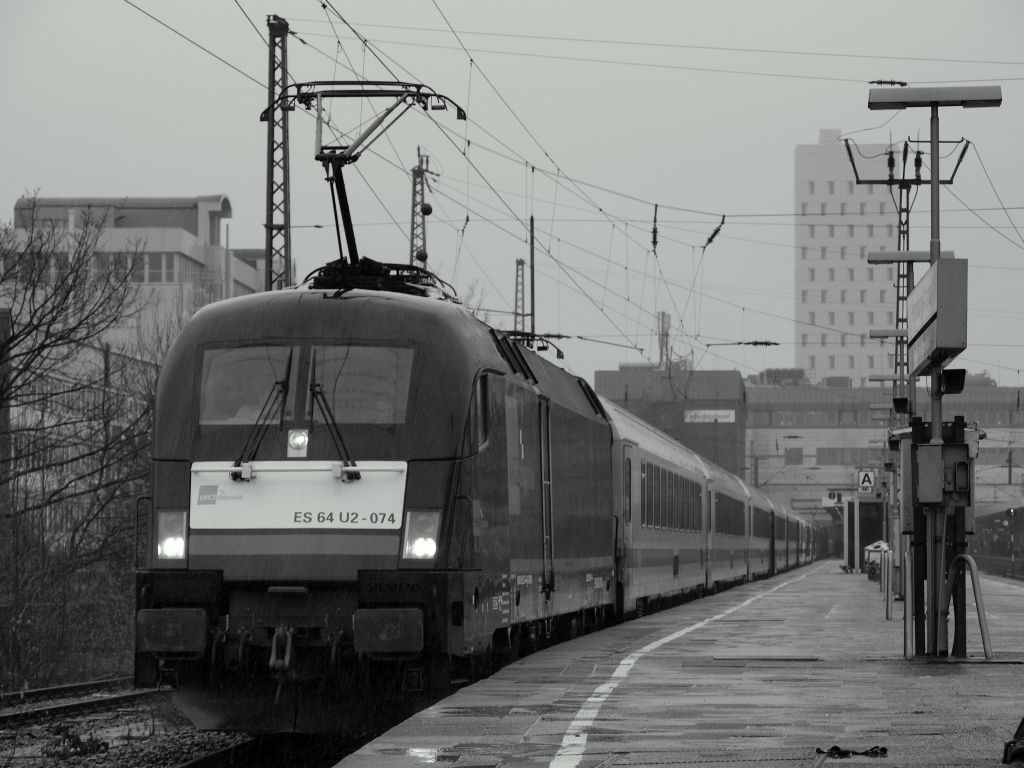 Jeden Sonntag verkehrt der IC 1077 von Hamburg-Altona nach Stuttgart Hbf, er wird im Taurus-Sandwich gefahren. ES 64 U2-072 schob am Ende und ES 64 U2-074 zog am Anfang des Zuges.