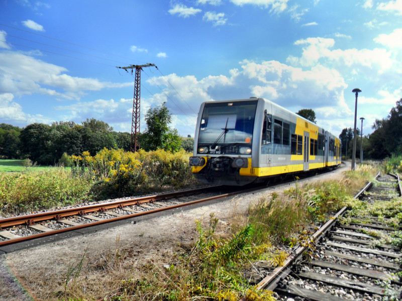Jedes Jahr zum Winzerfest in Freyburg f�hrt die Burgenlandbahn im 2 Sundentakt auf der Hochbahn. Hier die 672 902 + 672 913 als RB 34946 von Zeitz nach Naumburg Ost, bei der Durchfahrt am 08.09.2012 in Mertendorf.
