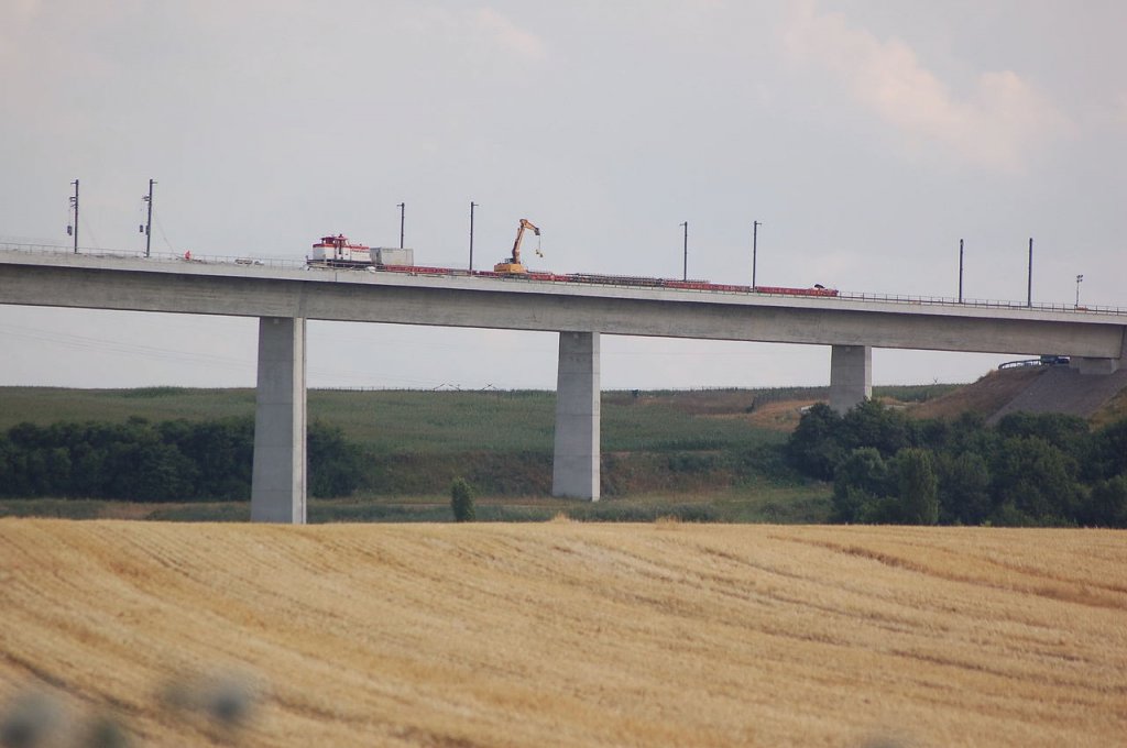 Johann Walthelm 364 578-5 am 26.07.2013 mit einem Bauzug auf der neuen Unstruttalbr�cke bei Wetzendorf. (Foto: dampflok015)