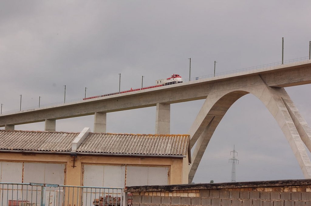 Johann Walthelm 364 578-5  Johanna 2  am 26.07.2013 mit einem Bauzug aus Erfurt, auf der neuen Unstruttalbr�cke bei Karsdorf. (Foto: dampflok015)
