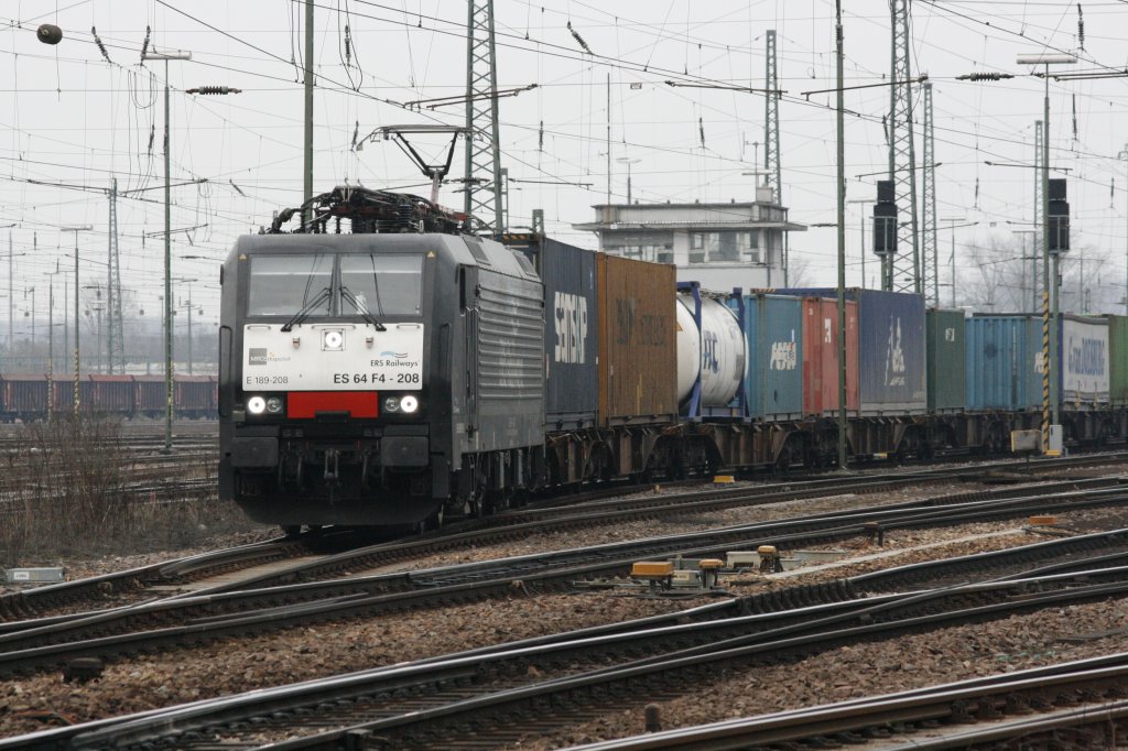 Karlsruhe-Gterbahnhof
26.03.2013
ES64 F4 208 der MRCE