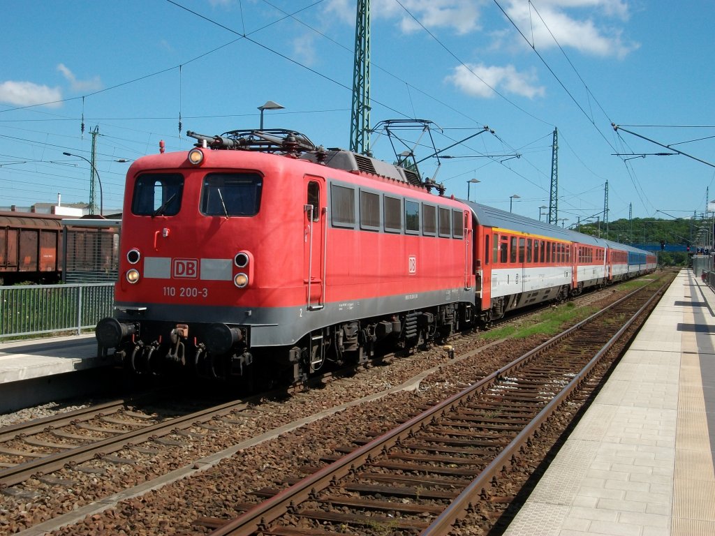 Kasten-110 200 vor ihren Stammzug dem EC 379 Binz-Brno den Sie bis Stralsund bringen wird und am Abend den Gegenzug EC 378 Wien-Binz bis Binz bringen wird.Hier beim Halt im sonnigen Bergen/Rgen. 