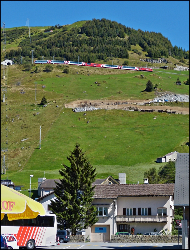 Kaum 2 Minuten spter hat der Glacier Express den ersten Kehrtunnel wieder verlassen und setzt seine Talfahrt fort zwischen Ntschen und Andermatt. 16.09.2012 (Jeanny)