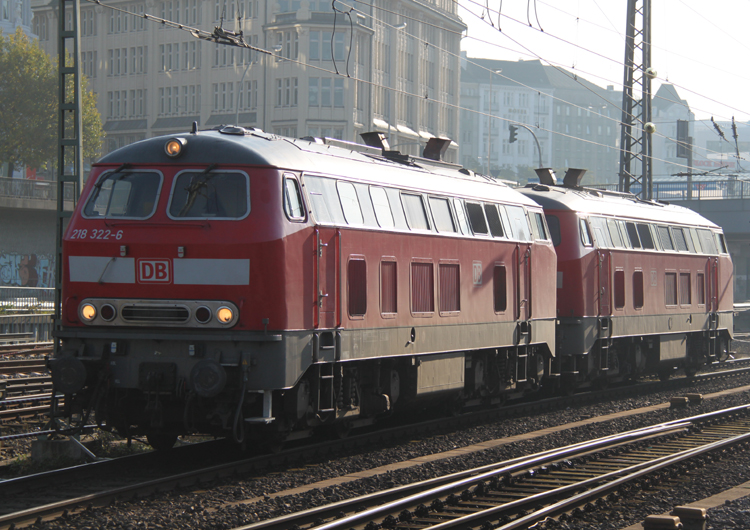 Kaum angekommen sahen wir gleich doppel 218er im Hamburger Hbf.22.10.2011