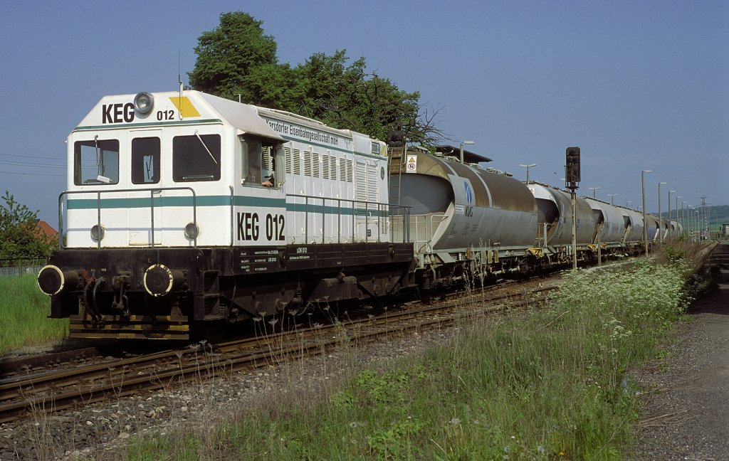 KEG 012 (DR 107 018-4) mit Kohlenstaubwagen im Bf Karsdorf; 13.05.1998 (Foto: Werner Brutzer)