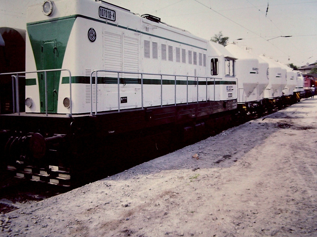 KEG 107 018-4 auf dem damaligen Stumpfgleis neben Gleis 1, in Naumburg Hbf; 1994 (Foto: Hans-J�rg Winterberg)