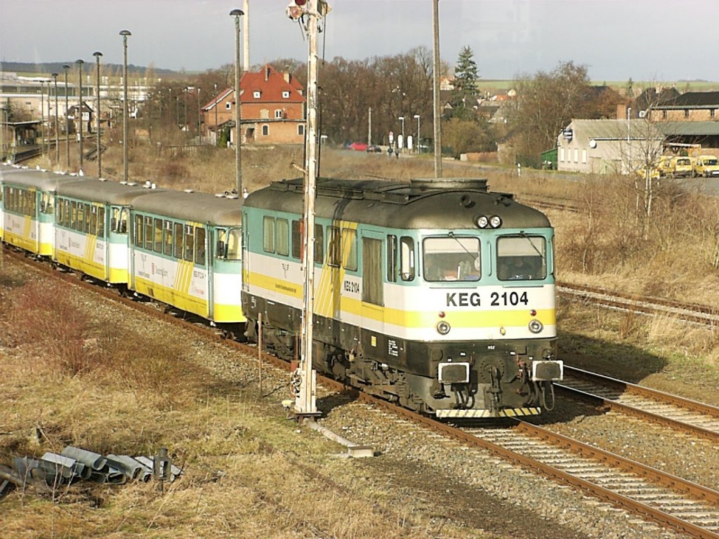 KEG 2104 mit 5 KEG MAN Schienenbussen als sp�terer Fu�ballsonderzug, bei der Ausfahrt in Laucha; 10.02.2002 (Foto: Frank Herrmann)