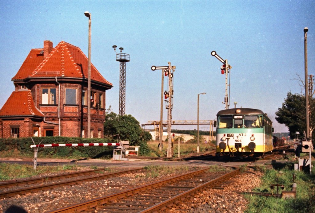 KEG 905 als Personenzug von Naumburg Hbf nach Artern, bei der Ausfahrt in Vitzenburg; 21.09.1997 (Foto: Jan Heyden, Hamburg)
