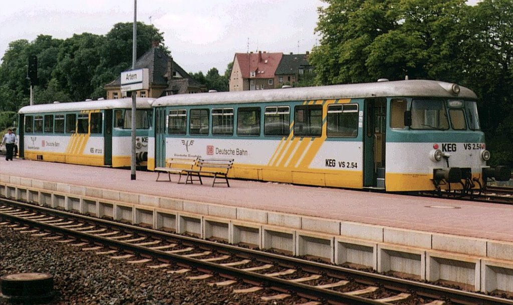 KEG VS 2.54 + VT 2.13 im Bf Artern; 31.08.1996 (Foto: Holger Metschulat)