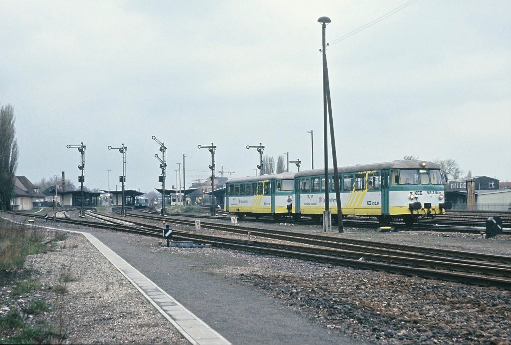 KEG VS 2.54 + xxx am 26.04.1997 als RB nach Naumburg, bei der Ausfahrt in Zeitz. (Foto: Silvio Vernaldi)