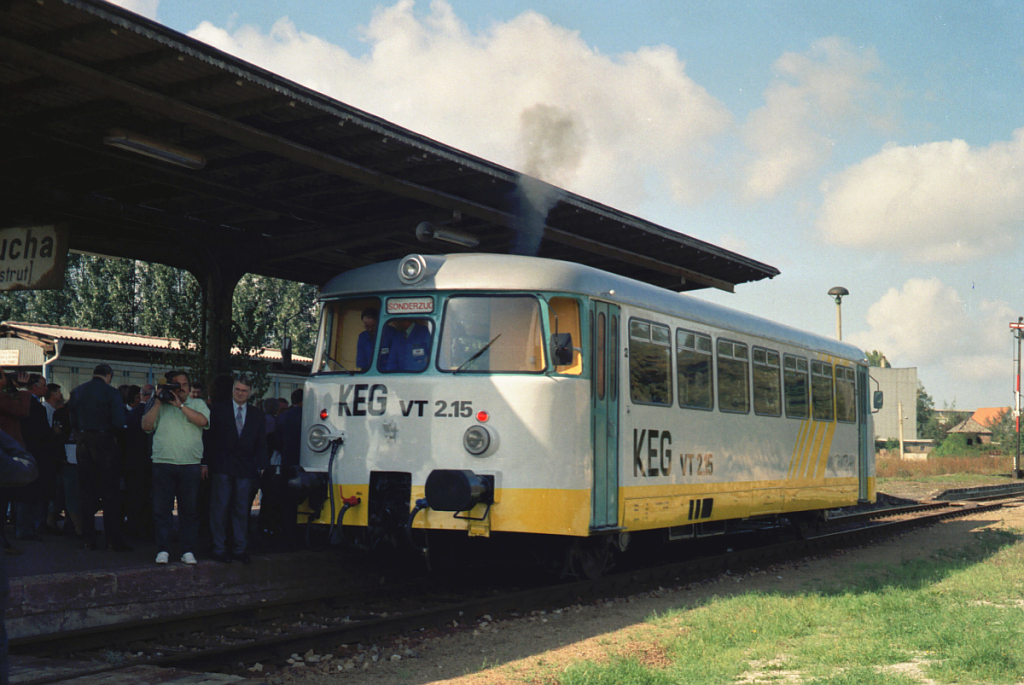 KEG VT 2.15 als Sonderzug aus Nebra, anl�sslich der Er�ffnung der Weinstra�e, am 18.09.1993 im Bf Laucha. (Foto: J�rg Berthold)