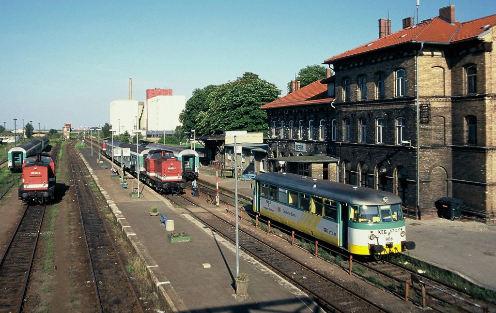 KEG VT 2.17 (906) steht am 06.08.1998 als RB nach Vitzenburg abfahrbereit im Bf Querfurt. (Foto: Silvio Vernaldi)