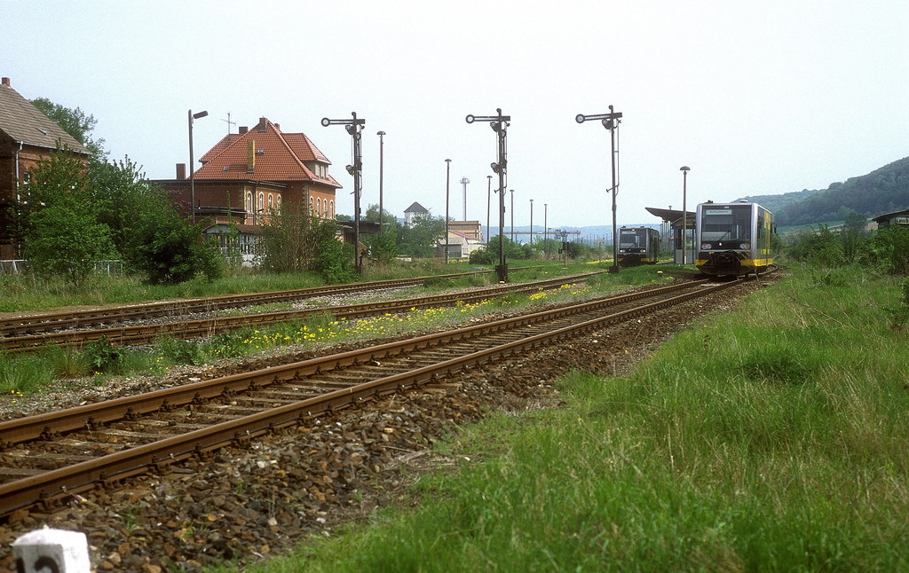 KEG VT 3.03 + VT 3.09 w�hrend einer Kreuzung im Bf Laucha; 28.04.2000 (Foto: Werner Brutzer)