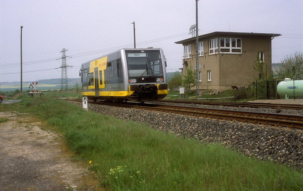 KEG VT 3.03 als RB Naumburg Hbf - Nebra, bei der Ausfahrt in Karsdorf; 28.04.2000 (Foto: Werner Brutzer)