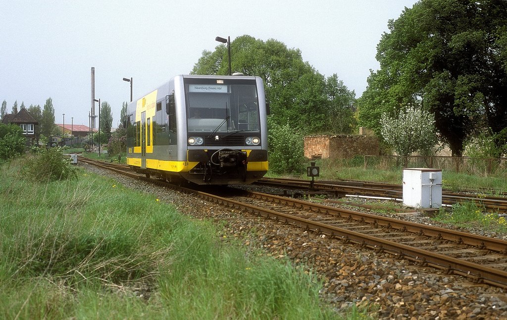 KEG VT 3.03 als RB von Nebra nach Naumburg Hbf, bei der Einfahrt in Laucha; 28.04.2000 (Foto: Werner Brutzer)