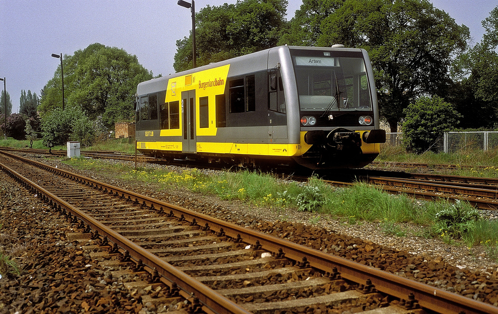KEG VT 3.09 als RB von Naumburg Hbf nach Nebra, am 28.04.2000 bei der Ausfahrt in Laucha. (Foto: Werner Brutzer)