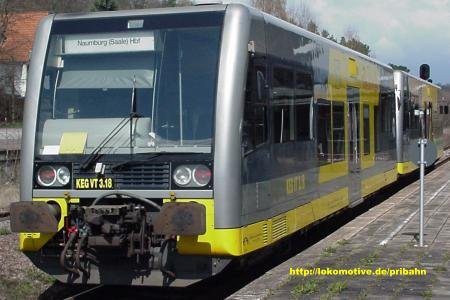 KEG VT 3.18 als RB von Artern nach Naumburg (S) Hbf, im Bf Nebra; 08.04.2004 (Foto: Volker Gelmroth http://lokomotive.com/pribahn)