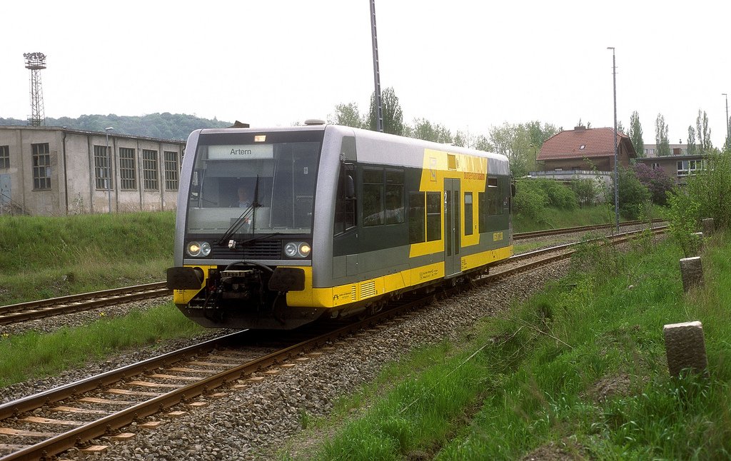 KEG VT 3.18 als RB von Naumburg Hbf nach Artern, bei der Einfahrt in Karsdorf; 28.04.2000 (Foto: Werner Brutzer)