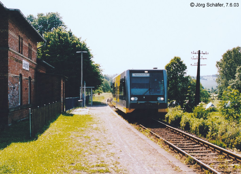 KEG VT xxx als RB nach Naumburg Hbf, am 07.06.2003 am Hp Balgst�dt. (Foto: J�rg Sch�fer)