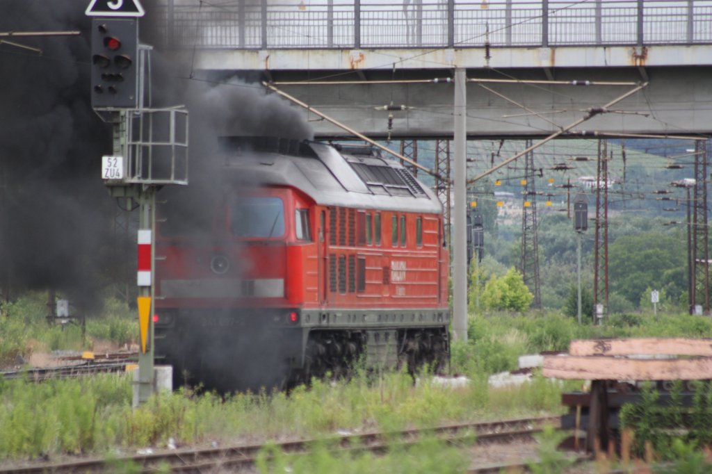 Keine Angst, hier brennt keine Lok. Die RAILION DB Logistics 241 697-2 bei der Weiterfahrt Richtung Gro�korbetha in Naumburg Hbf; 04.06.2011 (Foto: Peter Stumpf)