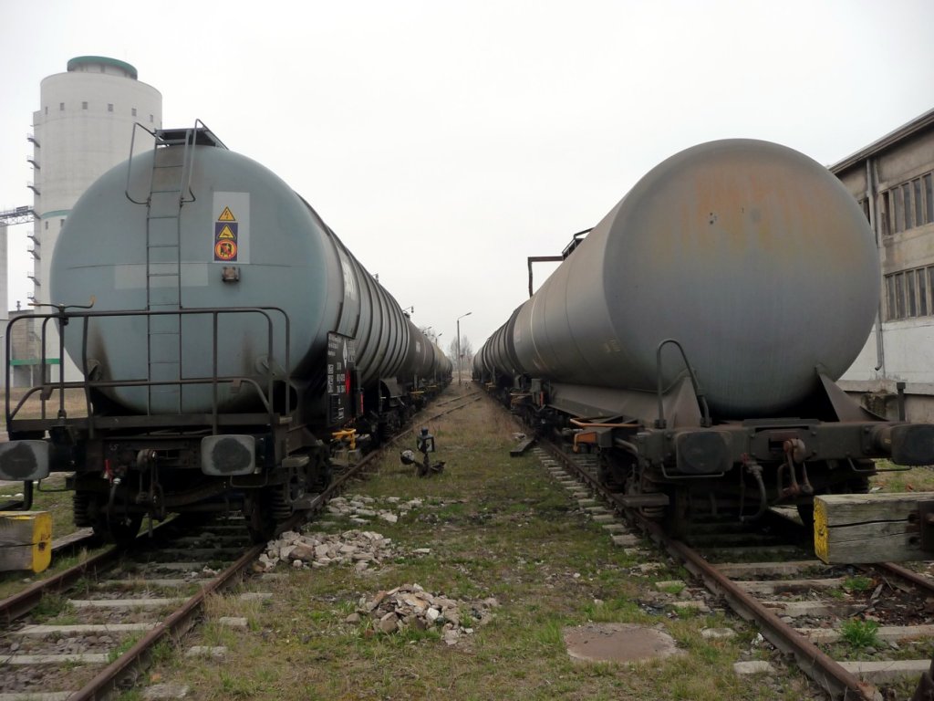 Kesselwagen von TOTAL aus Leuna, die bis zum n�chsten Einsatz bei der EBS in Karsdorf abgestellt werden; 05.04.2012 (Foto: Klaus Pollm�cher)