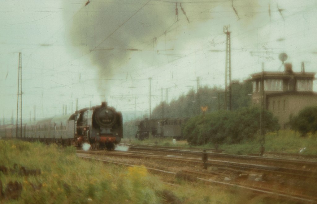 Klaus Pollm�cher lie� sich im Jahr 1980 dazu verleiten, einen 2-fach-Konverter zuzulegen. Da die Ergebnisse alle besch..... waren, hat er das Ding beizeiten ausrangiert. Anschlie�end hat er sich ein 135er Tele gekauft. Man muss eben �berall erst Lehrgeld zahlen! Damals gab es ja in Naumburg oft au�erplanm��ige Begegnungen des D 504 (Saalfeld - Berlin Lichtenberg) mit dem Lg 58310 (Gera - Karsdorf).
Nachfolgend ein Bild vom 12.09.1980, wo die 01 2118-6 mit dem D 504 gerade aus dem Hbf ausf�hrt und eine unbekannte 44er gerade mit dem Lg 58310 �ber Zeitz und Teuchern kommend in den Hbf einf�hrt. Die Uhr auf W1 zeigt, dass der D 504 fast p�nktlich war... 