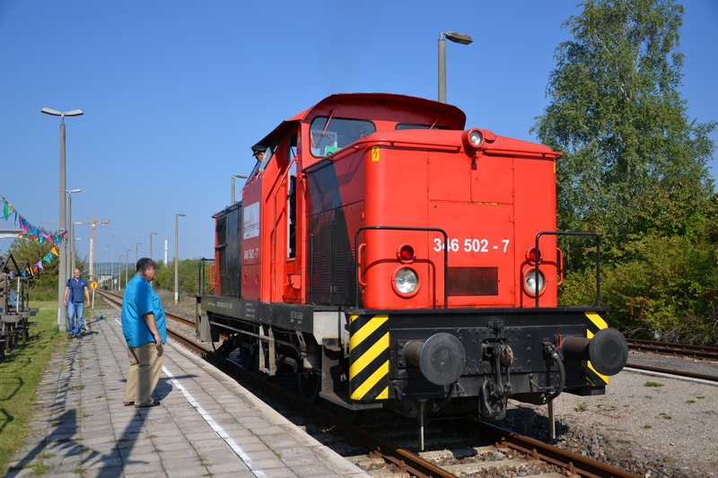 Klaus Pollm�cher neben der EBS 346 502-7 beim 6. Dampflokfest der IG Unstrutbahn e.V., am 25.09.2011 in Karsdorf. (Foto: Roberto Franke)