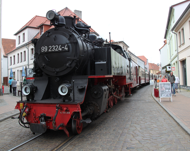 Knapp 1 Stunde spter kam dann die erhoffte 99 2324-4 mit MBB14625 von Ostseebad Khlungsborn West nach Bad Doberan beim passieren der Innenstadt von Bad Doberan.(12.05.2011)