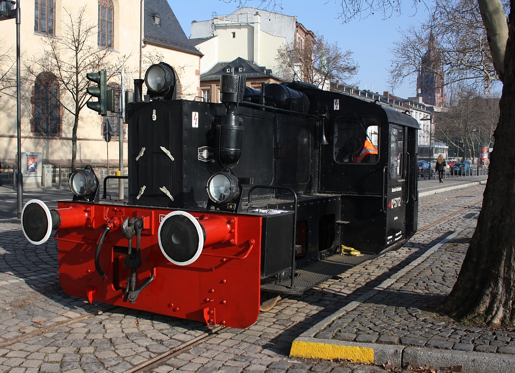 
K 5712 der Historische Eisenbahn Frankfurt e.V. auf der Frankfurter Hafenbahn (Mainufer) am 30.01.2011. Die Lok wurde 1940 von der BMAG (Fabr.-Nr. 11494) als Typ  LDFE 110  gebaut und an das OKH - Oberkommando des Heeres fr Heeres-Versuchsanstalt Peenemnde geliefert. 1946 kam sie zur DR - Deutsche Reichsbahn als K 5712, 1970 erfolgte die Umzeichnung in DR 100 912-5 und 1994 als 310 912-1 zur DB und am 30.11.1995 erfolgte die Ausmusterung, 1998 kam sie dann zur HEF.