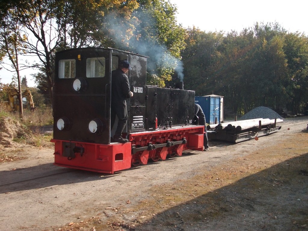 Kf 6003 holte am 13.Oktober 2010 in Putbus einen beladenen Rollwagen ab.