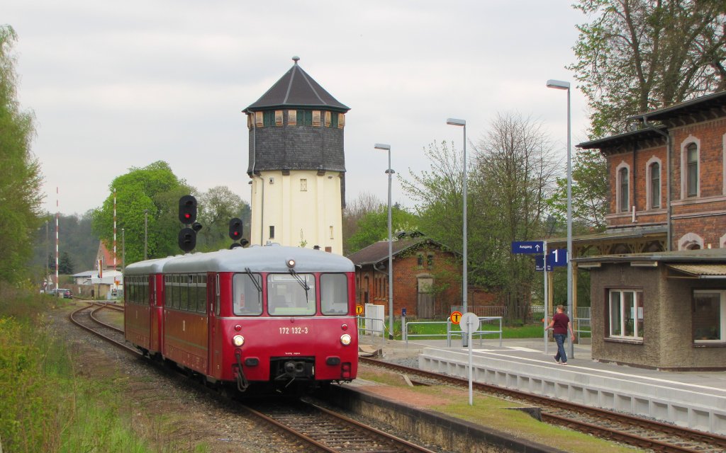 K�stner Schienenbusreisen 172 132-3 + 172 171-1 als DLr 25710 aus Karsdorf, am 01.05.2013 bei der Ankunft in Nebra.