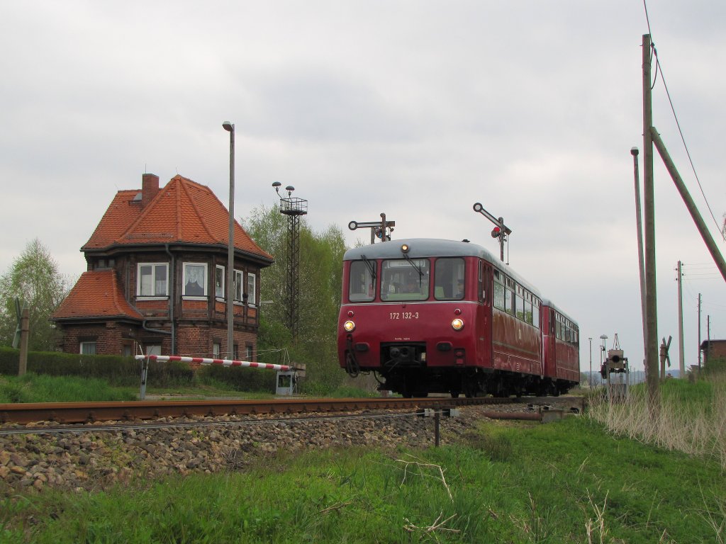 K�stner Schienenbusreisen 172 132-3 + 172 171-1 auf Fotosonderfahrt als DLr 25710 von Karsdorf nach Nebra, am 01.05.2013 bei der Ausfahrt im ehem. Bahnhof Vitzenburg.
