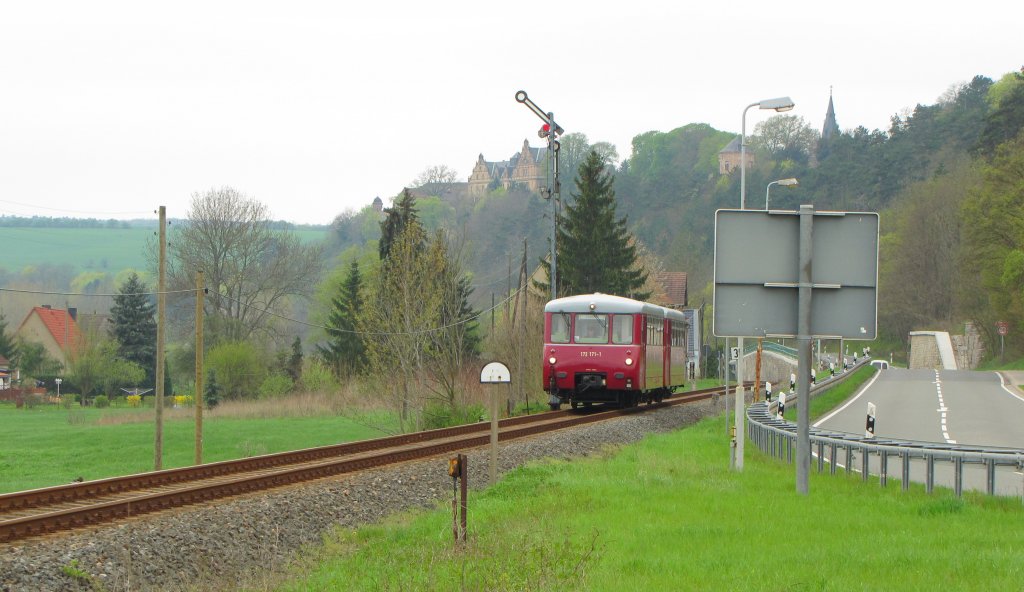K�stner Schienenbusreisen 172 171-1 + 172 132-3 auf Fotosonderfahrt als DLr 25049 von Nebra nach Karsdorf, am 01.05.2013 am Esig vom ehem. Bf Vitzenburg.