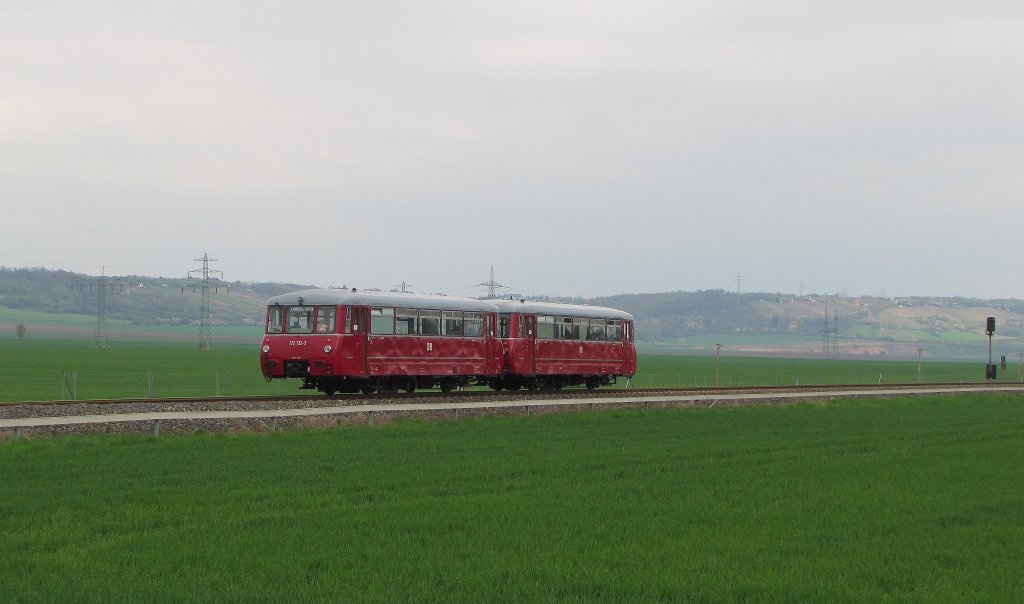 K�stner Schienenbusreisen 172 171-1 + 172 132-3 auf Fotosonderfahrt als DLr 25049 von Nebra nach Karsdorf, am 01.05.2013 zwischen Reinsdorf (b Nebra) und Karsdorf.