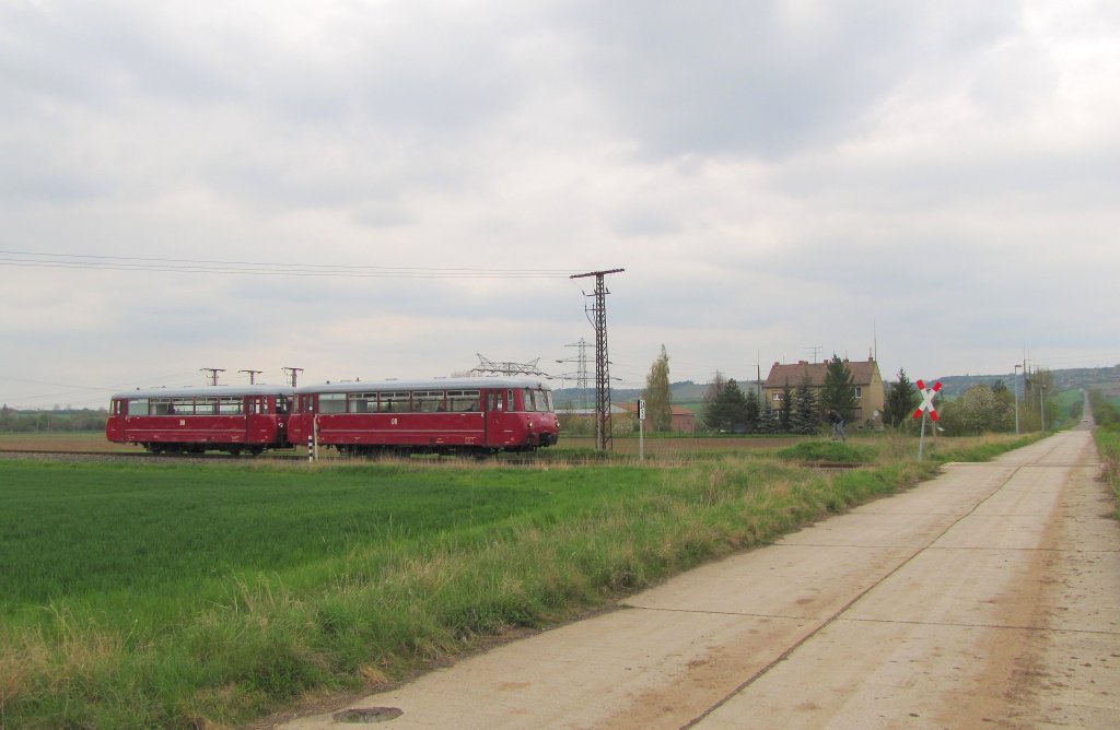 K�stner Schienenbusreisen 172 171-1 + 172 132-3 als DLr 25049 von Nebra nach Karsdorf, am 01.05.2013 an einem Feldwegbahn�bergang bei Reinsdorf (b Nebra).