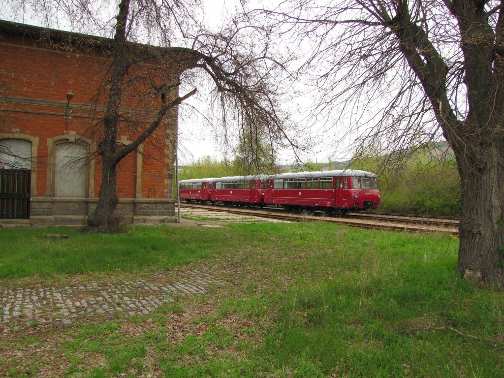K�stner Schienenbusreisen 172 171-1 + 172 132-3 + 172 160-1 als sp�terer DPE 25044 nach Chemnitz Hbf, am 01.05.2013 im ehem. Bahnhof Karsdorf.