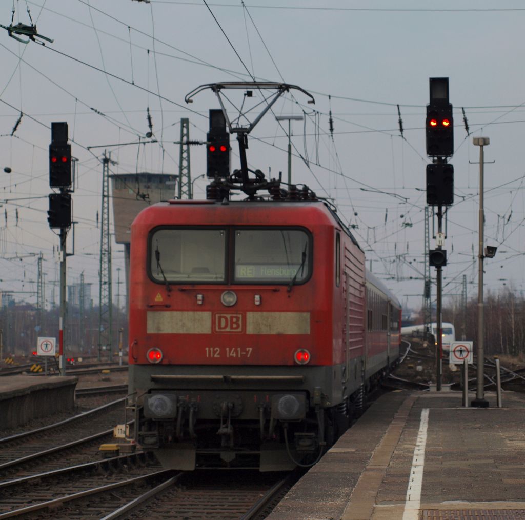 Krftig am Schieben war die dreckige 112 141-7 am Flensburg-Express.