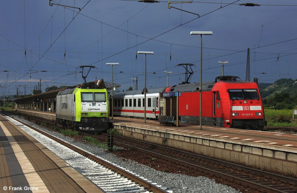 Kreuzung Captrain 185 549-3 auf Leerfahrt Richtung Gro�heringen + DB 101 047-9 vor IC 2153 Frankfurt (Main) - Leipzig, fotografiert in Naumburg Hbf. am 02.08.2012