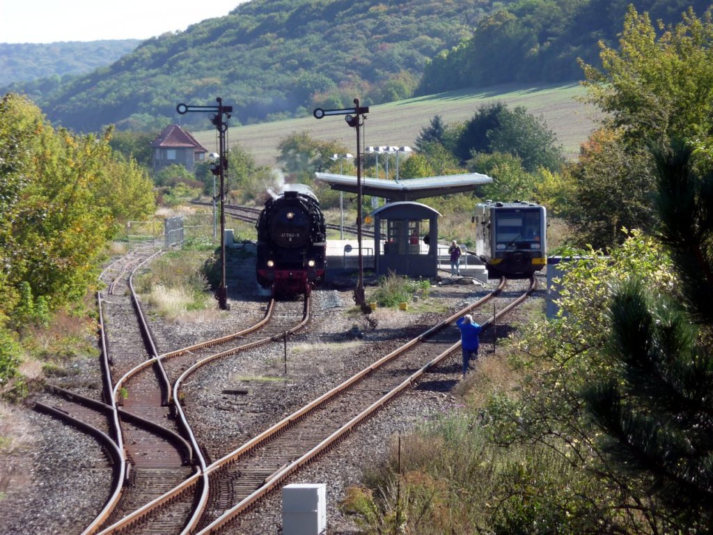 Kreuzungshalt des Leerzuges nach Karsdorf im Bf Laucha. Die RB nach Naumburg Ost steht schon am Bahnsteig, also wird gleich die Ausfahrt freigegeben; 30.09.2012 (Foto: Klaus Pollm�cher)
