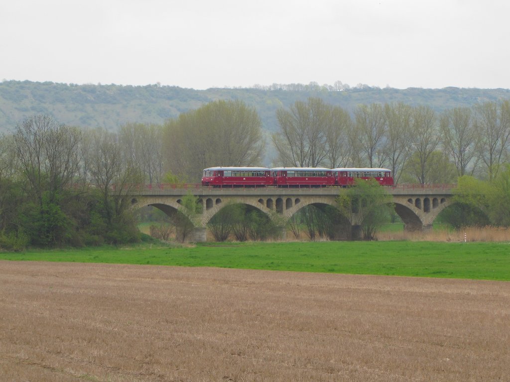 KSR 172 132-3 + 172 171-1 + 172 760-1 als DPE 25045 von Chemnitz Hbf nach Karsdorf, am 01.05.2013 auf dem Unstruthochwasserviadukt bei Kirchscheidungen. Anlass der Sonderfahrt war der Freyburger Weinfr�hling. Als Leerfahrt ging es von Freyburg zur Abstellung nach Karsdorf. Vorher fand von Karsdorf aus noch eine Fotofahrt bis Nebra statt.

