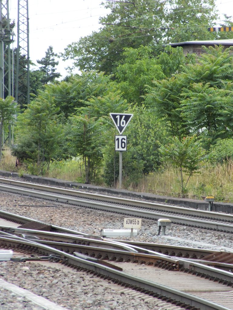 Kuriositten  in Weinheim I: Zwei Schilder, die auf eine Geschwindigkeitsnderung aufmerksam machen. Nur, sollte die Ankndigung nicht etwas weiter vor der Umsetzungsstelle stehen? (Nicht zwangsweise, denn hier erhht sich die zulssige Geschwindigkeit von 90 auf 160. Sieht aber trotzdem verwirrend aus)