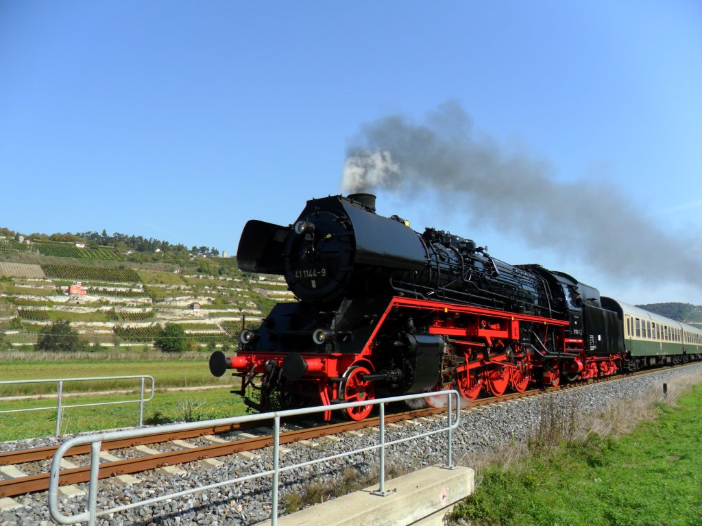Kurz hinter dem Ortsausgang Freyburg (Unstrut) zog die DR 41 1144-9 den Leerzug nach Karsdorf.