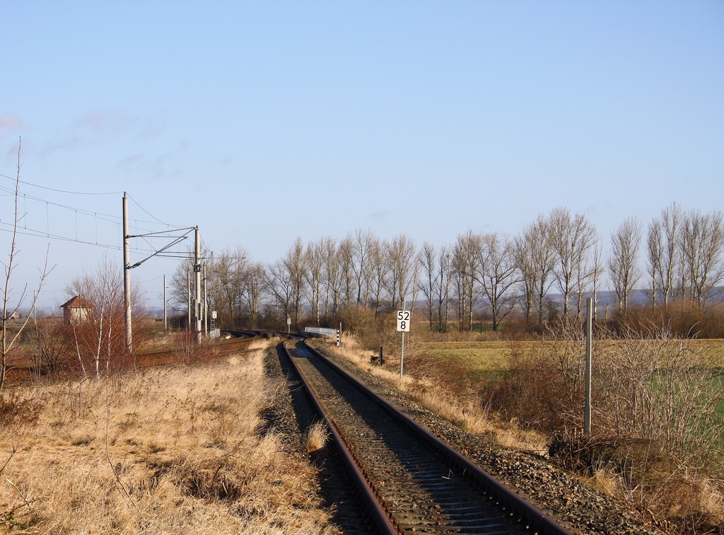 Kurz nach dem Hp Reinsdorf (b Artern) trifft das Unstrutbahngleis auf das Gleis der KBS 595 (Erfurt - Sangerhausen); 14.01.2012. (Foto: Michael Rathmann)