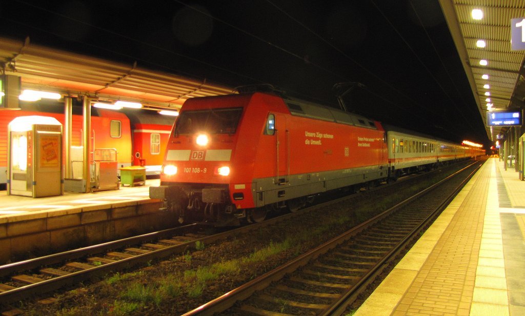 Kurz nach 0 Uhr besteht die M�glichkeit von Naumburg aus mit einem CityNightLine nach Z�rich HB zu fahren - DB 101 108-9 mit dem IC 61258 und dem CNL 1258  SIRIUS  von Berlin-Lichtenberg nach Erfurt Hbf und Z�rich HB, in Naumburg Hbf; 10.06.2011